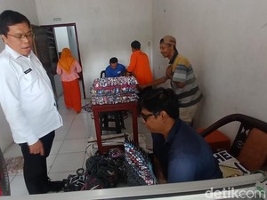 Disabilitas Kota Pasuruan Berdaya Lewat Kerajinan Keset Kain Perca