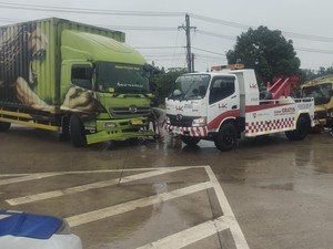 Video: 2 Truk Tabrakan di Exit Tol Pijoan Jambi, Sopir Truk Terjepit