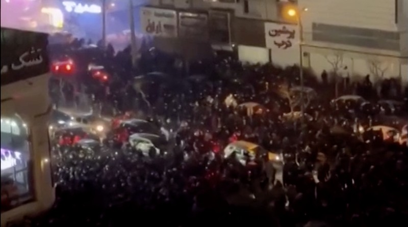 Para pengunjuk rasa berkumpul saat kendaraan terbakar, di tengah kerusuhan anti-pemerintah yang terus berkembang, di Teheran, Iran, dalam cuplikan layar yang diperoleh dari video media sosial yang dirilis pada 9 Januari 2026. (Social Media/via REUTERS)