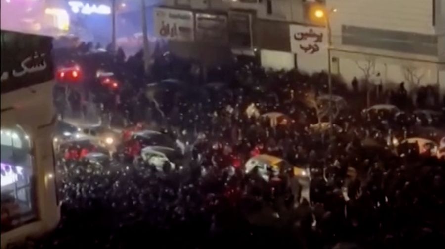 Para pengunjuk rasa berkumpul saat kendaraan terbakar, di tengah kerusuhan anti-pemerintah yang terus berkembang, di Teheran, Iran, dalam cuplikan layar yang diperoleh dari video media sosial yang dirilis pada 9 Januari 2026. (Social Media/via REUTERS)