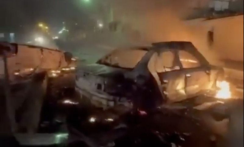 Para pengunjuk rasa berkumpul saat kendaraan terbakar, di tengah kerusuhan anti-pemerintah yang terus berkembang, di Teheran, Iran, dalam cuplikan layar yang diperoleh dari video media sosial yang dirilis pada 9 Januari 2026. (Social Media/via REUTERS)