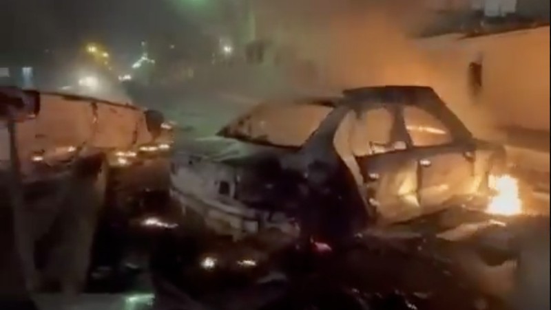 Para pengunjuk rasa berkumpul saat kendaraan terbakar, di tengah kerusuhan anti-pemerintah yang terus berkembang, di Teheran, Iran, dalam cuplikan layar yang diperoleh dari video media sosial yang dirilis pada 9 Januari 2026. (Social Media/via REUTERS)