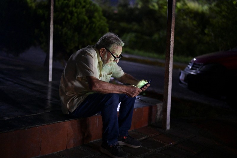 Orang-orang, termasuk Mariana Gonzalez, putri Edmundo Gonzalez, berkumpul di luar penjara El Rodeo setelah Presiden Majelis Nasional Venezuela Jorge Rodriguez mengumumkan bahwa sejumlah besar tahanan asing dan Venezuela akan dibebaskan, di El Rodeo, negara bagian Miranda, Venezuela, 8 Januari 2026. (REUTERS/Gaby Oraa)