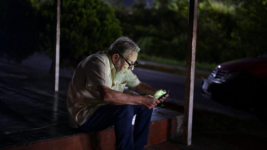 Orang-orang, termasuk Mariana Gonzalez, putri Edmundo Gonzalez, berkumpul di luar penjara El Rodeo setelah Presiden Majelis Nasional Venezuela Jorge Rodriguez mengumumkan bahwa sejumlah besar tahanan asing dan Venezuela akan dibebaskan, di El Rodeo, negara bagian Miranda, Venezuela, 8 Januari 2026. (REUTERS/Gaby Oraa)