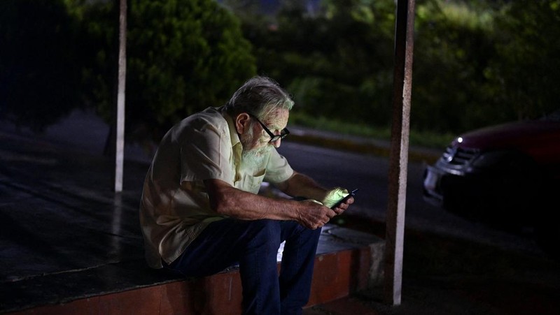 Orang-orang, termasuk Mariana Gonzalez, putri Edmundo Gonzalez, berkumpul di luar penjara El Rodeo setelah Presiden Majelis Nasional Venezuela Jorge Rodriguez mengumumkan bahwa sejumlah besar tahanan asing dan Venezuela akan dibebaskan, di El Rodeo, negara bagian Miranda, Venezuela, 8 Januari 2026. (REUTERS/Gaby Oraa)