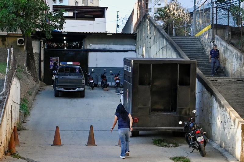 Orang-orang, termasuk Mariana Gonzalez, putri Edmundo Gonzalez, berkumpul di luar penjara El Rodeo setelah Presiden Majelis Nasional Venezuela Jorge Rodriguez mengumumkan bahwa sejumlah besar tahanan asing dan Venezuela akan dibebaskan, di El Rodeo, negara bagian Miranda, Venezuela, 8 Januari 2026. (REUTERS/Gaby Oraa)