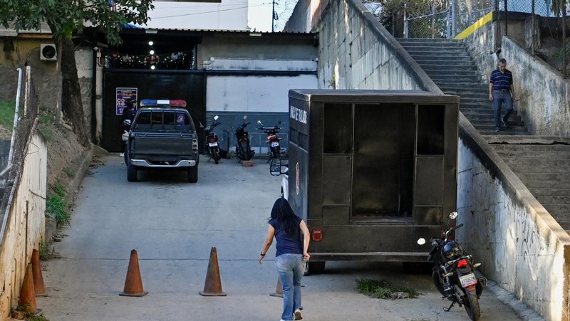 Orang-orang, termasuk Mariana Gonzalez, putri Edmundo Gonzalez, berkumpul di luar penjara El Rodeo setelah Presiden Majelis Nasional Venezuela Jorge Rodriguez mengumumkan bahwa sejumlah besar tahanan asing dan Venezuela akan dibebaskan, di El Rodeo, negara bagian Miranda, Venezuela, 8 Januari 2026. (REUTERS/Gaby Oraa)