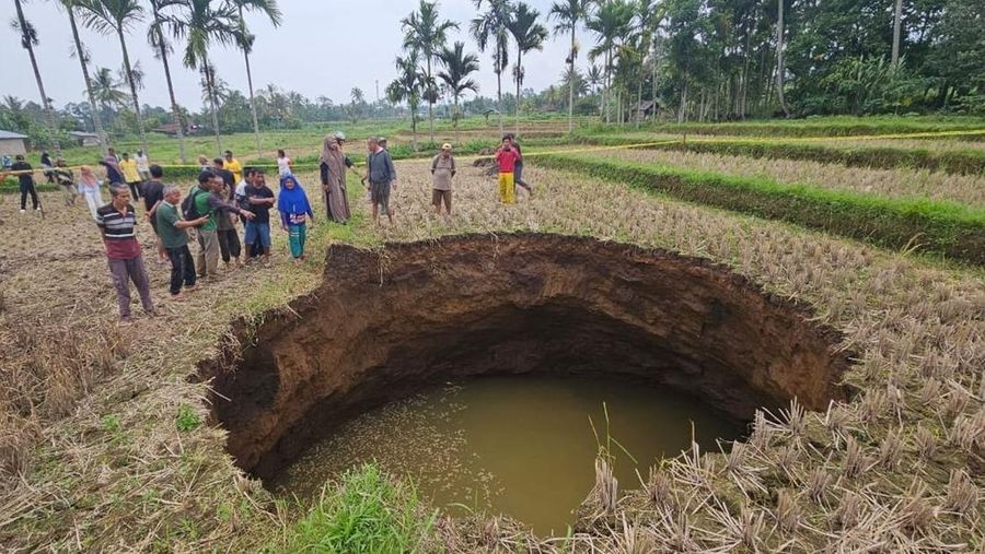 Sinkhole atau lubang amblas muncul di kawasan persawahan Jorong Tepi, Nagari Situjuah Batua, Kabupaten Lima Puluh Kota, Sumatera Barat. (Dok. Universitas Gajah Mada)