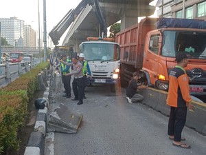 Truk Sampah Tabrak Separator Busway di Gatsu Dipicu Sopir Ngantuk