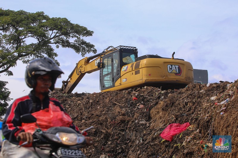 Tumpukan sampah pada tempat penampungan sementara (TPS) di Pasar Induk Kramat Jati, Jakarta, Jumat (9/1/2026). (CNBC Indonesia/Faisal Rahman)
