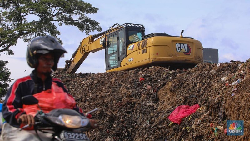 Tumpukan sampah pada tempat penampungan sementara (TPS) di Pasar Induk Kramat Jati, Jakarta, Jumat (9/1/2026). (CNBC Indonesia/Faisal Rahman)