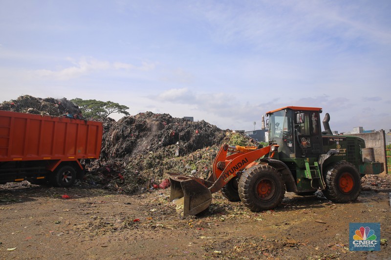 Tumpukan sampah pada tempat penampungan sementara (TPS) di Pasar Induk Kramat Jati, Jakarta, Jumat (9/1/2026). (CNBC Indonesia/Faisal Rahman)