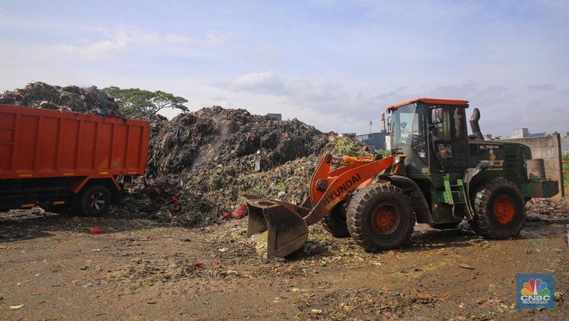 Tumpukan sampah pada tempat penampungan sementara (TPS) di Pasar Induk Kramat Jati, Jakarta, Jumat (9/1/2026). (CNBC Indonesia/Faisal Rahman)