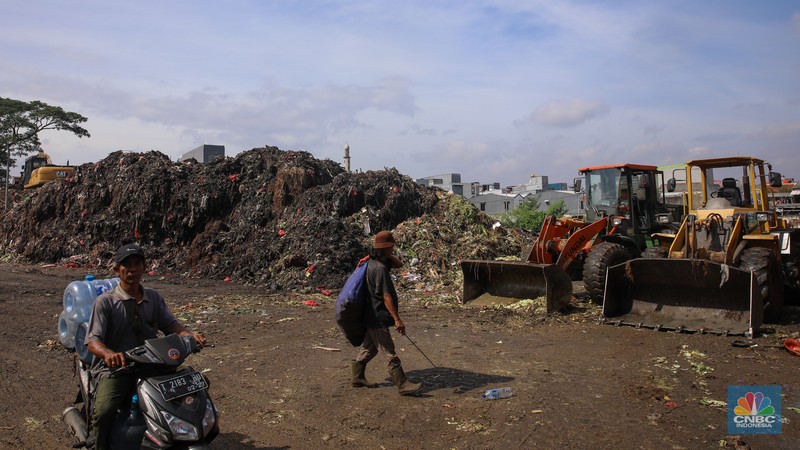 Tumpukan sampah pada tempat penampungan sementara (TPS) di Pasar Induk Kramat Jati, Jakarta, Jumat (9/1/2026). (CNBC Indonesia/Faisal Rahman)