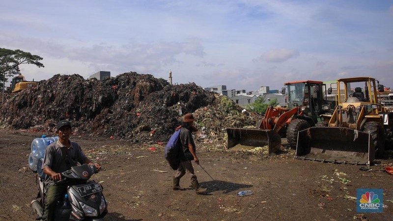 Tumpukan sampah pada tempat penampungan sementara (TPS) di Pasar Induk Kramat Jati, Jakarta, Jumat (9/1/2026). (CNBC Indonesia/Faisal Rahman)