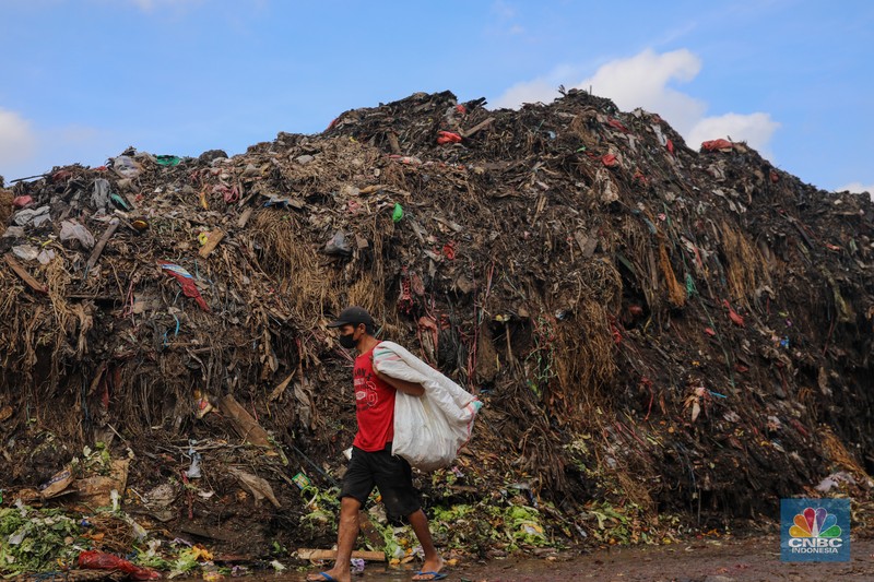 Tumpukan sampah pada tempat penampungan sementara (TPS) di Pasar Induk Kramat Jati, Jakarta, Jumat (9/1/2026). (CNBC Indonesia/Faisal Rahman)