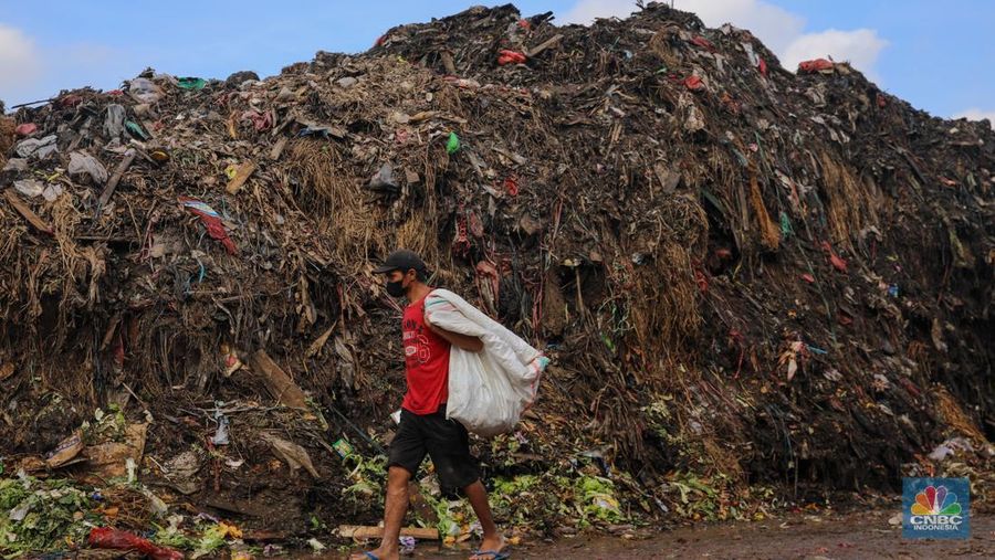 Tumpukan sampah pada tempat penampungan sementara (TPS) di Pasar Induk Kramat Jati, Jakarta, Jumat (9/1/2026). (CNBC Indonesia/Faisal Rahman)