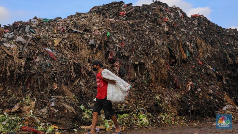 Tumpukan sampah pada tempat penampungan sementara (TPS) di Pasar Induk Kramat Jati, Jakarta, Jumat (9/1/2026). (CNBC Indonesia/Faisal Rahman)