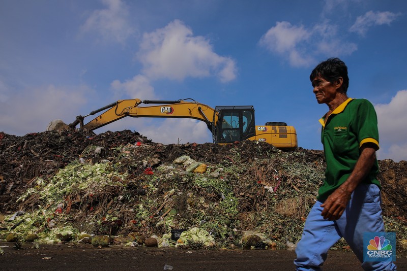 Tumpukan sampah pada tempat penampungan sementara (TPS) di Pasar Induk Kramat Jati, Jakarta, Jumat (9/1/2026). (CNBC Indonesia/Faisal Rahman)