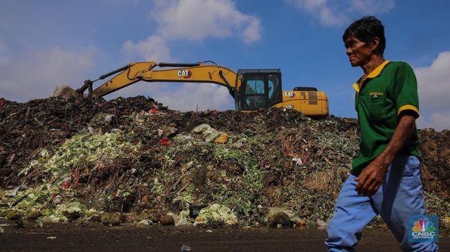 Penampakan Gunung Sampah Tebar Teror di Pasar Induk Kramat Jati