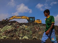 Penampakan Gunung Sampah Tebar Teror di Pasar Induk Kramat Jati