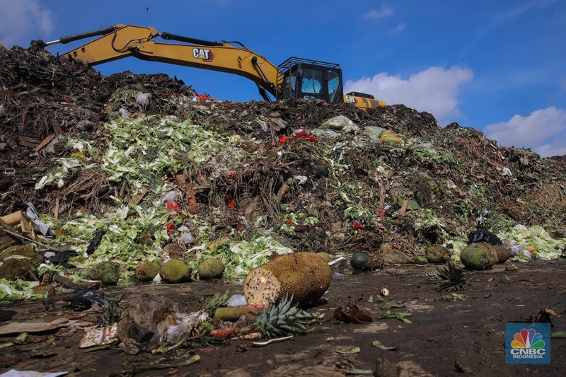 Tumpukan sampah pada tempat penampungan sementara (TPS) di Pasar Induk Kramat Jati, Jakarta, Jumat (9/1/2026). (CNBC Indonesia/Faisal Rahman)