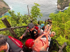 WNA Ceko Nyaris Celaka Terseret Ombak Pantai Kelingking