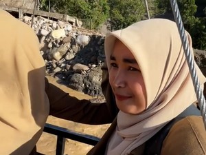 Video: Cerita Guru Aceh Nyeberang Sungai Pakai Sling Demi Mengajar