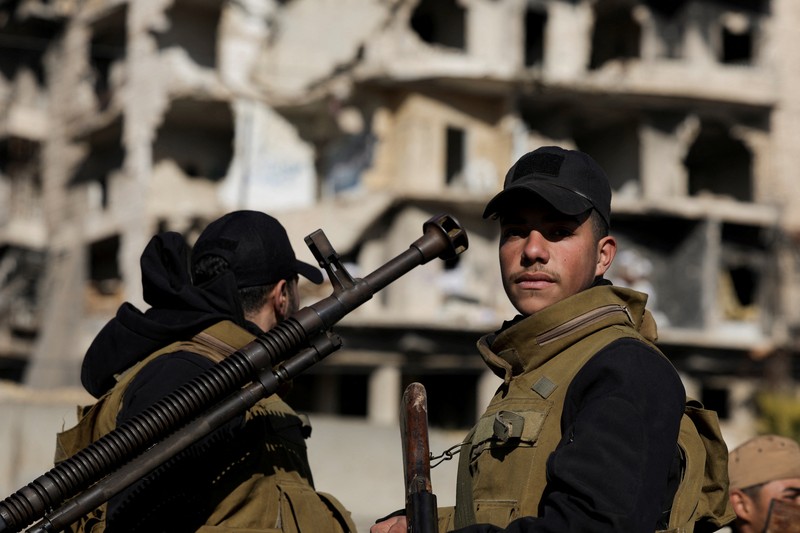 Anggota pasukan keamanan umum Suriah berpatroli di lingkungan Sheikh Maksoud setelah menguasai wilayah tersebut, menyusul runtuhnya kesepakatan antara pemerintah Suriah dan Pasukan Demokratik Suriah (SDF), di Aleppo, Suriah, Sabtu (10/1/2026).(REUTERS/Khalil Ashawi)