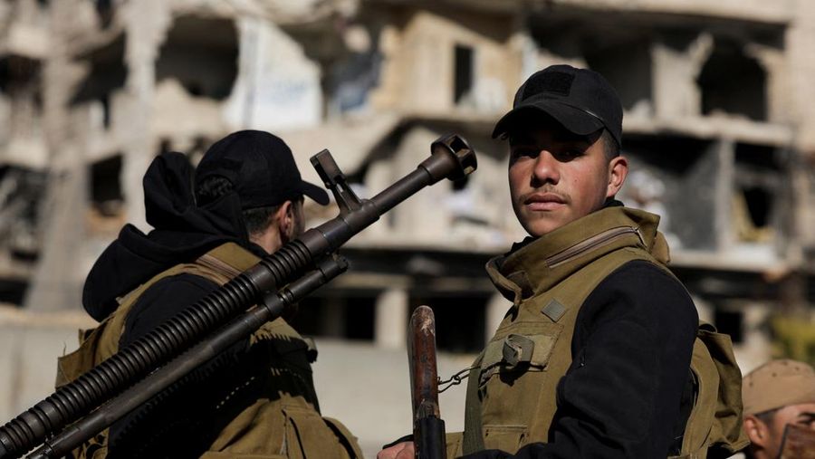 Anggota pasukan keamanan umum Suriah berpatroli di lingkungan Sheikh Maksoud setelah menguasai wilayah tersebut, menyusul runtuhnya kesepakatan antara pemerintah Suriah dan Pasukan Demokratik Suriah (SDF), di Aleppo, Suriah, Sabtu (10/1/2026).(REUTERS/Khalil Ashawi)