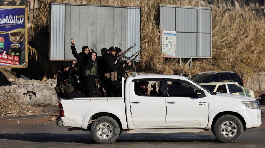 Anggota pasukan keamanan umum Suriah berpatroli di lingkungan Sheikh Maksoud setelah menguasai wilayah tersebut, menyusul runtuhnya kesepakatan antara pemerintah Suriah dan Pasukan Demokratik Suriah (SDF), di Aleppo, Suriah, Sabtu (10/1/2026).(REUTERS/Khalil Ashawi)