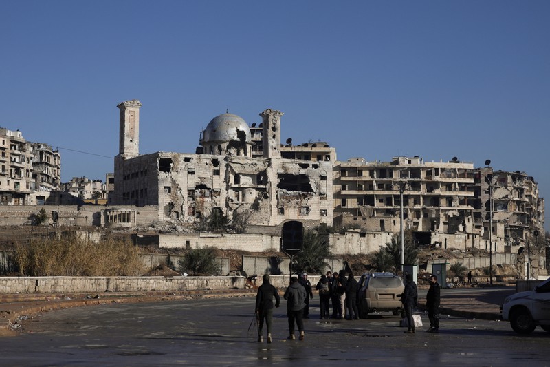 Anggota pasukan keamanan umum Suriah berpatroli di lingkungan Sheikh Maksoud setelah menguasai wilayah tersebut, menyusul runtuhnya kesepakatan antara pemerintah Suriah dan Pasukan Demokratik Suriah (SDF), di Aleppo, Suriah, Sabtu (10/1/2026).(REUTERS/Khalil Ashawi)