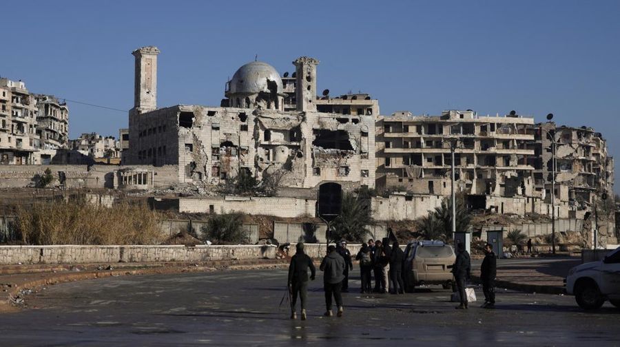 Anggota pasukan keamanan umum Suriah berpatroli di lingkungan Sheikh Maksoud setelah menguasai wilayah tersebut, menyusul runtuhnya kesepakatan antara pemerintah Suriah dan Pasukan Demokratik Suriah (SDF), di Aleppo, Suriah, Sabtu (10/1/2026).(REUTERS/Khalil Ashawi)