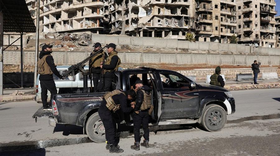 Anggota pasukan keamanan umum Suriah berpatroli di lingkungan Sheikh Maksoud setelah menguasai wilayah tersebut, menyusul runtuhnya kesepakatan antara pemerintah Suriah dan Pasukan Demokratik Suriah (SDF), di Aleppo, Suriah, Sabtu (10/1/2026).(REUTERS/Khalil Ashawi)