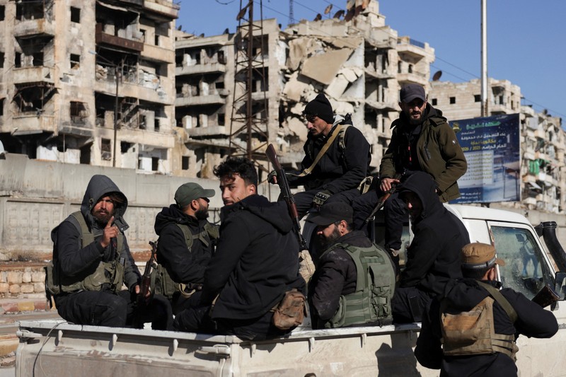 Anggota pasukan keamanan umum Suriah berpatroli di lingkungan Sheikh Maksoud setelah menguasai wilayah tersebut, menyusul runtuhnya kesepakatan antara pemerintah Suriah dan Pasukan Demokratik Suriah (SDF), di Aleppo, Suriah, Sabtu (10/1/2026).(REUTERS/Khalil Ashawi)