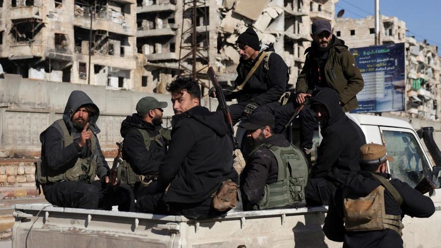 Anggota pasukan keamanan umum Suriah berpatroli di lingkungan Sheikh Maksoud setelah menguasai wilayah tersebut, menyusul runtuhnya kesepakatan antara pemerintah Suriah dan Pasukan Demokratik Suriah (SDF), di Aleppo, Suriah, Sabtu (10/1/2026).(REUTERS/Khalil Ashawi)