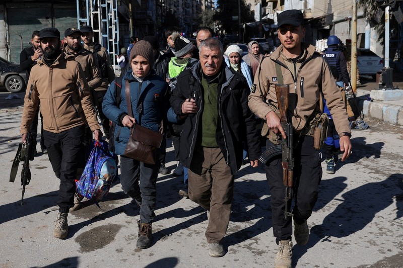 Anggota pasukan keamanan umum Suriah berpatroli di lingkungan Sheikh Maksoud setelah menguasai wilayah tersebut, menyusul runtuhnya kesepakatan antara pemerintah Suriah dan Pasukan Demokratik Suriah (SDF), di Aleppo, Suriah, Sabtu (10/1/2026).(REUTERS/Khalil Ashawi)