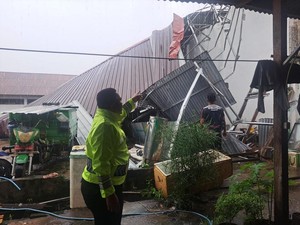 Gudang BBI di Maros Rusak Diterjang Puting Beliung, 3 Rumah Tertimpa Pohon