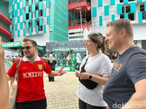 Suporter Asal Jerman Ikut Saksikan Persebaya Vs Malut United