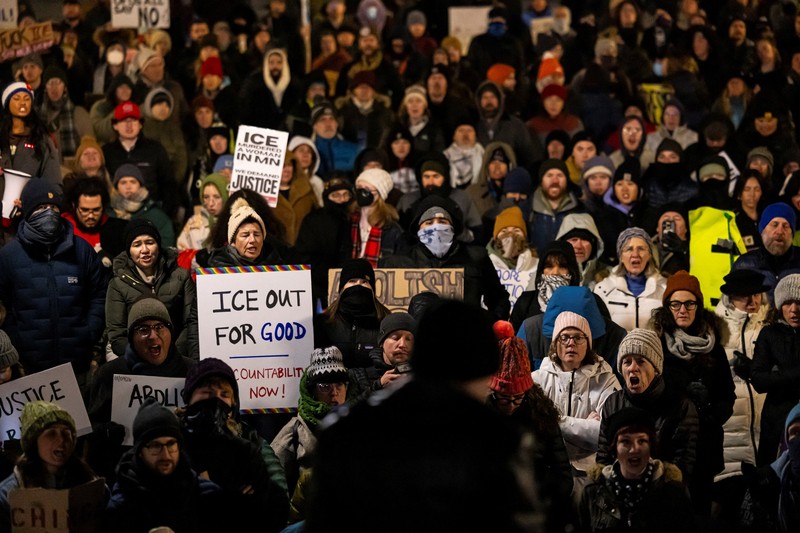 emonstrasi menentang peningkatan penegakan hukum imigrasi, beberapa hari setelah penembakan fatal terhadap Renee Nicole Good oleh agen Imigrasi dan Bea Cukai AS (ICE), di Denver, Colorado, AS, Jumat (9/1/2025). (REUTERS/Kevin Mohatt)