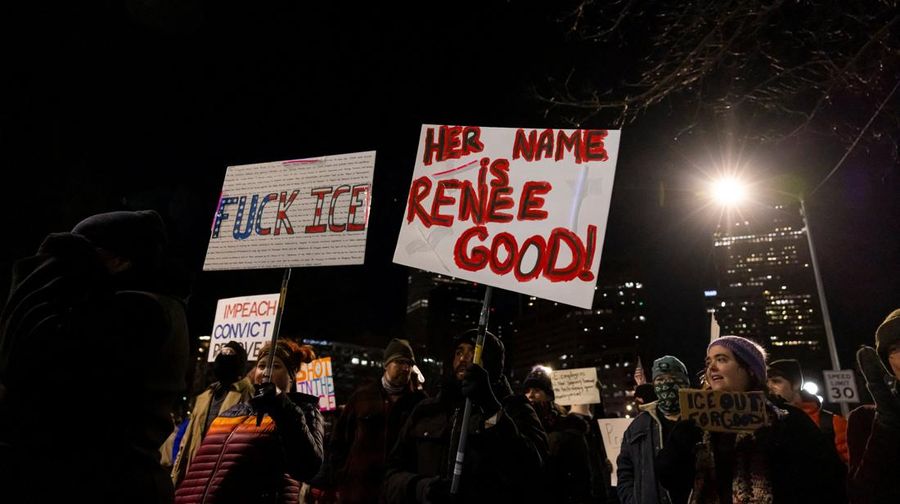 emonstrasi menentang peningkatan penegakan hukum imigrasi, beberapa hari setelah penembakan fatal terhadap Renee Nicole Good oleh agen Imigrasi dan Bea Cukai AS (ICE), di Denver, Colorado, AS, Jumat (9/1/2025). (REUTERS/Kevin Mohatt)