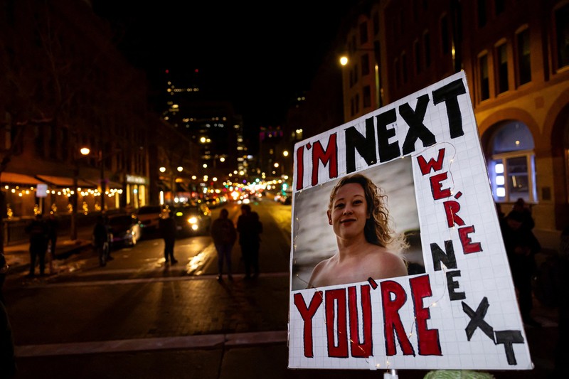 emonstrasi menentang peningkatan penegakan hukum imigrasi, beberapa hari setelah penembakan fatal terhadap Renee Nicole Good oleh agen Imigrasi dan Bea Cukai AS (ICE), di Denver, Colorado, AS, Jumat (9/1/2025). (REUTERS/Kevin Mohatt)