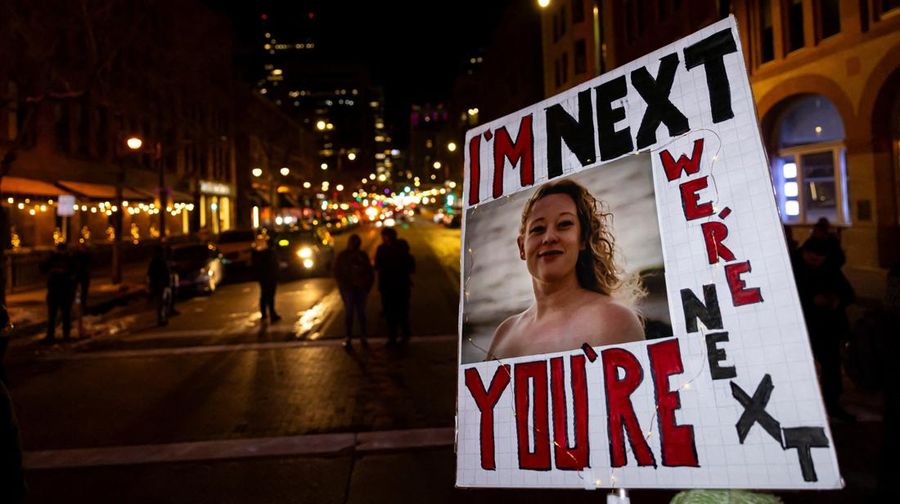 emonstrasi menentang peningkatan penegakan hukum imigrasi, beberapa hari setelah penembakan fatal terhadap Renee Nicole Good oleh agen Imigrasi dan Bea Cukai AS (ICE), di Denver, Colorado, AS, Jumat (9/1/2025). (REUTERS/Kevin Mohatt)