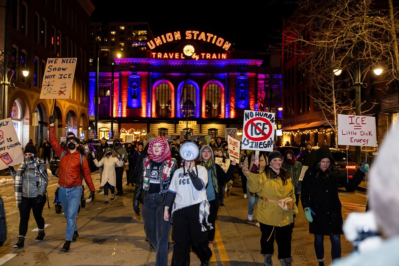 emonstrasi menentang peningkatan penegakan hukum imigrasi, beberapa hari setelah penembakan fatal terhadap Renee Nicole Good oleh agen Imigrasi dan Bea Cukai AS (ICE), di Denver, Colorado, AS, Jumat (9/1/2025). (REUTERS/Kevin Mohatt)