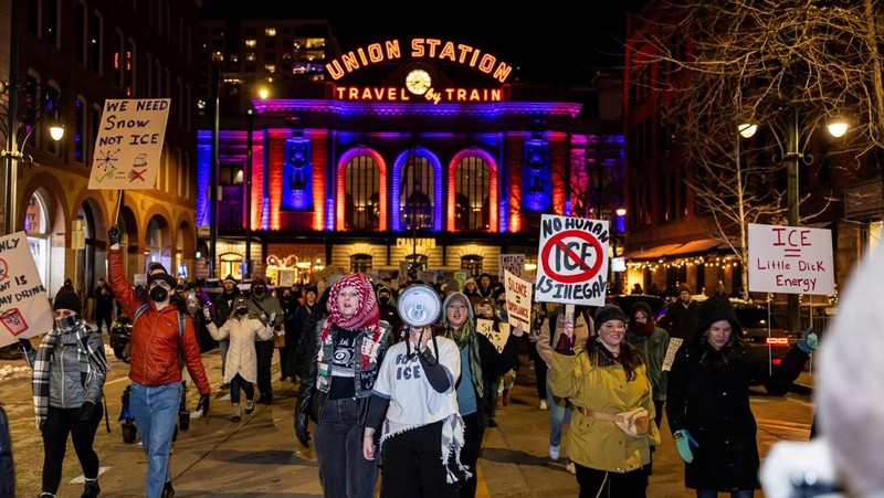 emonstrasi menentang peningkatan penegakan hukum imigrasi, beberapa hari setelah penembakan fatal terhadap Renee Nicole Good oleh agen Imigrasi dan Bea Cukai AS (ICE), di Denver, Colorado, AS, Jumat (9/1/2025). (REUTERS/Kevin Mohatt)