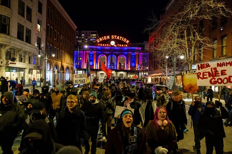 emonstrasi menentang peningkatan penegakan hukum imigrasi, beberapa hari setelah penembakan fatal terhadap Renee Nicole Good oleh agen Imigrasi dan Bea Cukai AS (ICE), di Denver, Colorado, AS, Jumat (9/1/2025). (REUTERS/Kevin Mohatt)