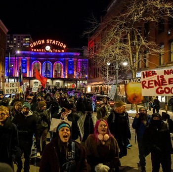 Warga AS Marah-Serbu Jalanan, Teriak Kecam Tembak Mati Ibu 3 Anak