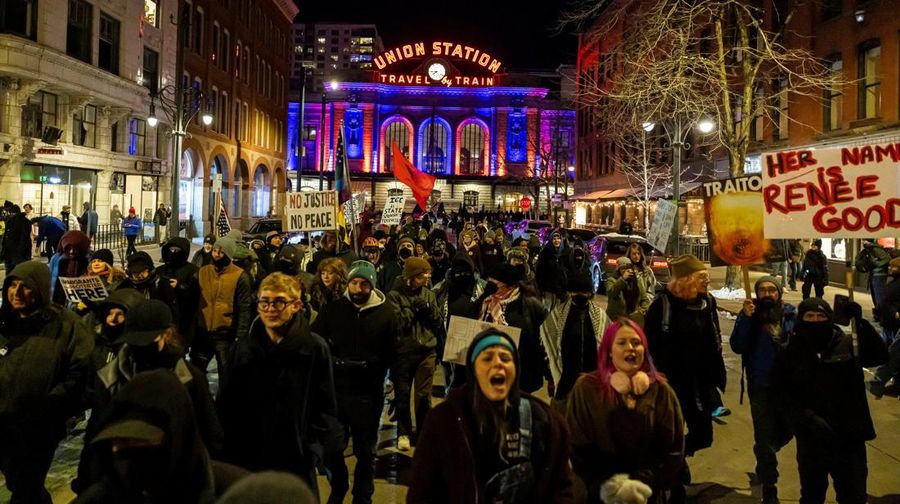 emonstrasi menentang peningkatan penegakan hukum imigrasi, beberapa hari setelah penembakan fatal terhadap Renee Nicole Good oleh agen Imigrasi dan Bea Cukai AS (ICE), di Denver, Colorado, AS, Jumat (9/1/2025). (REUTERS/Kevin Mohatt)