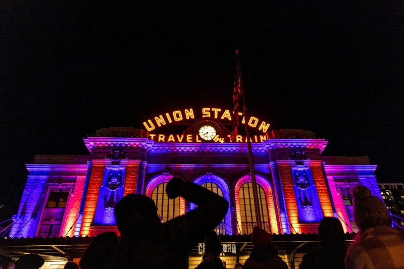 emonstrasi menentang peningkatan penegakan hukum imigrasi, beberapa hari setelah penembakan fatal terhadap Renee Nicole Good oleh agen Imigrasi dan Bea Cukai AS (ICE), di Denver, Colorado, AS, Jumat (9/1/2025). (REUTERS/Kevin Mohatt)