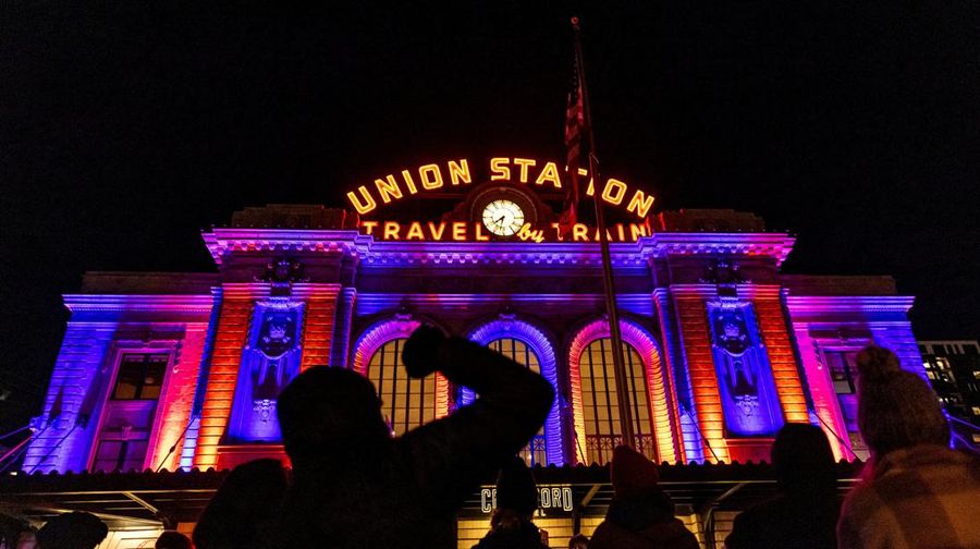 emonstrasi menentang peningkatan penegakan hukum imigrasi, beberapa hari setelah penembakan fatal terhadap Renee Nicole Good oleh agen Imigrasi dan Bea Cukai AS (ICE), di Denver, Colorado, AS, Jumat (9/1/2025). (REUTERS/Kevin Mohatt)